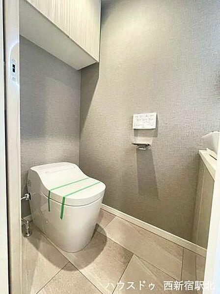 温水洗浄便座を備えた、快適にお使いいただけるトイレです。