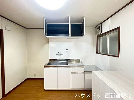 キッチン横に窓があり換気対策◎