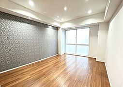 バルコニーにアクセス可能な洋室