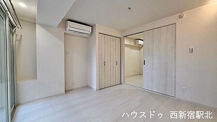 洋室にはエアコンが設けられています。
