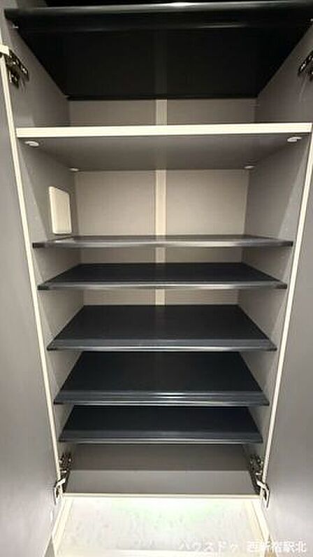 リビング内に収納があり掃除用具などの収納に重宝します。