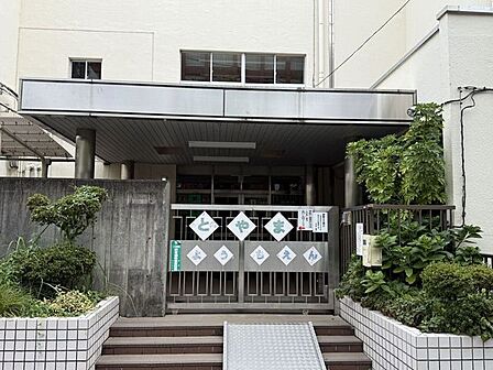 新宿区立戸山幼稚園 410m