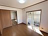 室内：明るく開放的な洋室は、家具の配置もしやすく、多彩な使い方ができる快適な空間です！