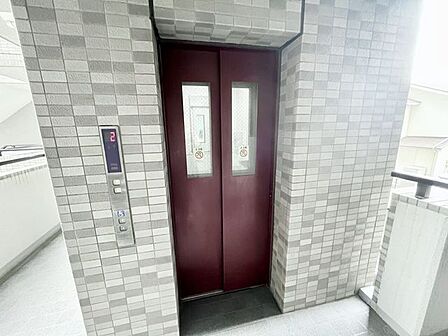 共用部のエレベーターです。各階への移動にご利用いただけます。