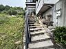 その他：石張りのアプローチが住戸玄関へ続きます。