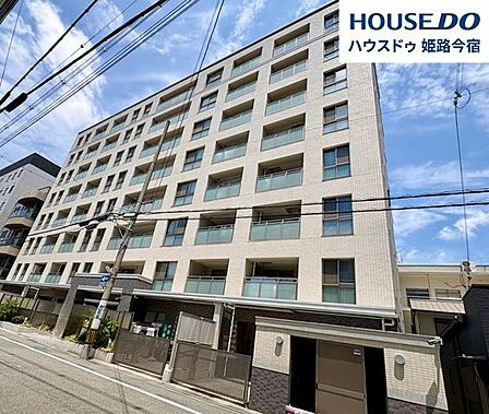 端正な外観が印象的なマンションです。姫路駅徒歩10分の立地です。