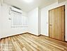 子供部屋：【寝室】木目の温かみを感じる約5帖の洋室。あらかじめエアコンが設置されており、季節を問わず居心地の良いお部屋で自分時間を楽しめます。
