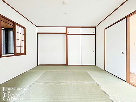 【寝室】寝室としてもぴったりな約6帖の和室です。 畳の香りに癒やされながらゆったりとお休みいただけます。 押し入れ収納も備わっておりお部屋をすっきりと保てます。