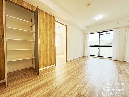 【リビング】自然光が心地よいリビングには、使い勝手の良い可動式ラックを完備。家族の成長や用途に合わせて高さを変えられるため、掃除機や日用品の整理にも最適です。
