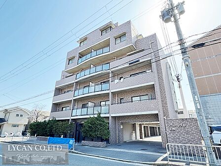 【外観】温かみのあるベージュ系のタイル貼りが印象的な、重厚感と清潔感を兼ね備えた外観。リノベーションされた新しい室内へと続く、安心感に満ちた住まいの顔です。