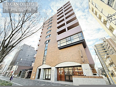 外観：【外観】時を重ねるほどに味わいを増す、趣あふれる重厚な佇まいが魅力の邸宅。 周囲の街並みと美しく調和し、住まう人の誇りと愛着を静かに育む上質なレジデンスです。