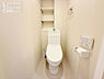 トイレ：【トイレ】機能的な棚付きで空間が綺麗に整う、ウォシュレット完備の快適なトイレ空間。 毎日使う場所だからこそ清潔感と使いやすさにこだわり、至福の安らぎを届けます。