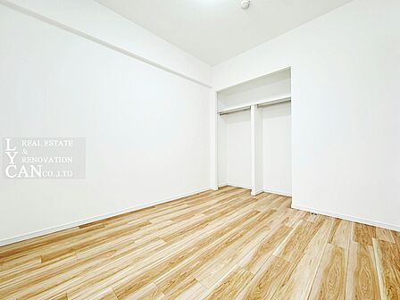 【寝室】扉がないためお部屋がすっきり広く見える、オープンクローゼット付きの約5帖の寝室。圧迫感がなく開放的です。ベッドを配置しても衣類の出し入れがスムーズに行えます