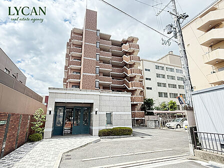 【外観】気品漂う外壁タイル貼りのモダンなフォルムが住まいの確かな資産価値を物語ります。エントランスまわりも綺麗に整備されており全世代が心地よく暮らせる安心の佇まい。