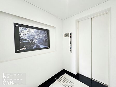 エレベーターがございます。マンション内には京都の美しい景色の写真が飾られています。