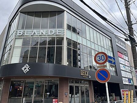 BLΛNDE三郷店複合商業施設1階モスバーガー、インドアゴルフ場 2階ココカラファイン、ダイソー3階クリニックモール(内科、外科、小児科、歯科、耳鼻科、眼科)、そうごう薬局、フィ 1100m