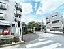 外観：横断歩道や歩道など、現地周辺の道路環境を確認できる写真です。緑のある街並みとともに、日々の生活動線をイメージしていただけます。