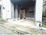 駐車場：建物の1階部分に設けられた屋根付きのスペース。玄関が奥まった位置にあり、道路から室内が見えにくい配置で、落ち着いて出入りしやすいのが魅力です。