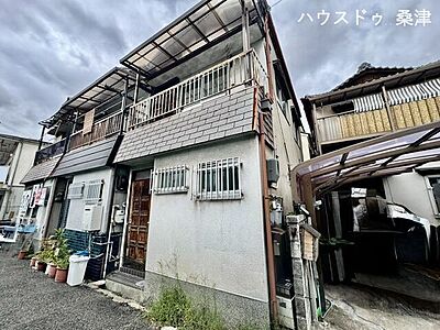 外観：南向きで日当たり良好な2階建て3DKの一戸建てです。2025年3月に屋根・1階天井の修繕と室内清掃を実施しており、気持ちよく新生活をスタートできます。