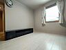 リビング/ダイニング：白色を基調としたお部屋となっており、すっきりとした印象のお部屋になります。