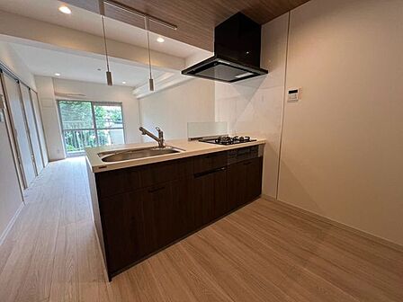 対面キッチンからリビングまで見渡せる一体感のある空間。料理をしながら家族との会話を楽しめる、開放感のあるLDKです。