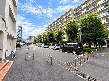 緑豊かな植栽に囲まれた、ゆったりとした共用スペース。整備された敷地内道路や駐車場があり、落ち着いた住環境が魅力です。
