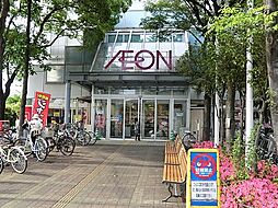 [周辺] イオン駒岡店まで966m、おなじみの大手スーパー。鶴見区にありますが港北区との境界に近く、綱島駅まで徒歩圏の場所にあります。