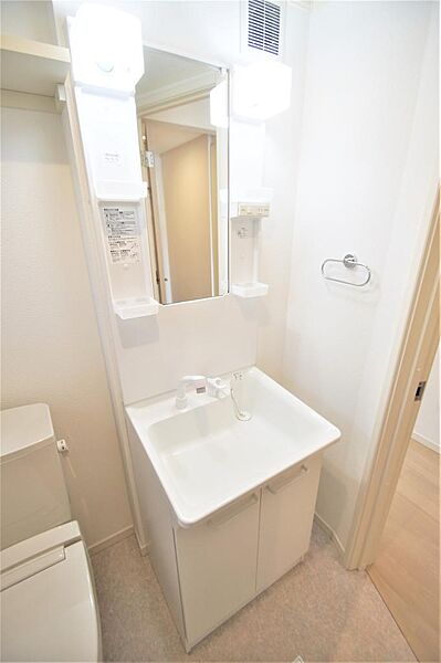画像16:人気のシャワー付き洗面化粧台です。身だしなみを整える際に便利です。