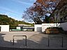 周辺：【坂元中学校】坂元小学校（玉里団地1丁目，3丁目，若葉町，下伊敷町の一部(七窪，明ヶ窪)）及び坂元台小学校（坂元町の一部，東坂元2丁目の1部，玉里団地2丁目，西坂元町）からなっている。 670m