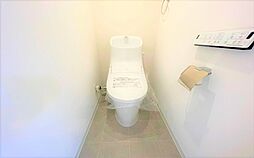 [トイレ] トイレは明るい空間で清潔感があります。
