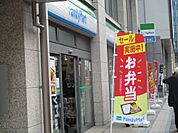 コンビニエンスストアファミリーマート 日本橋本町二丁目店まで173ｍ