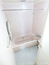 [風呂] ■カラーパネルがお洒落なバスルーム。■追い焚き、自動湯張機能のある給湯器がついてます！　帰宅時間の違う家族にオススメです