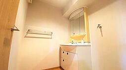 [その他] 洗面室：清潔感のある洗面台。三面鏡になっているので非常に便利です。