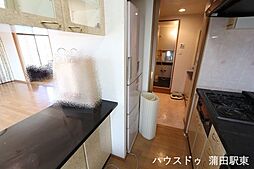[キッチン] 洗面所へはキッチンと廊下からの2way仕様！家事動線良好です。