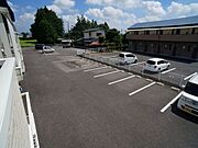 広いアプローチで利用しやすい駐車場です