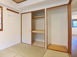 [居間] 幅・奥行きともたっぷりあり、収納スペースが広い押入れ収納。