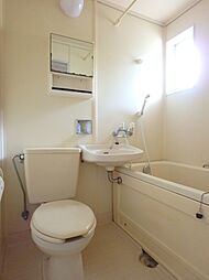 [風呂] 窓があり明るく清潔感のあるバスルーム