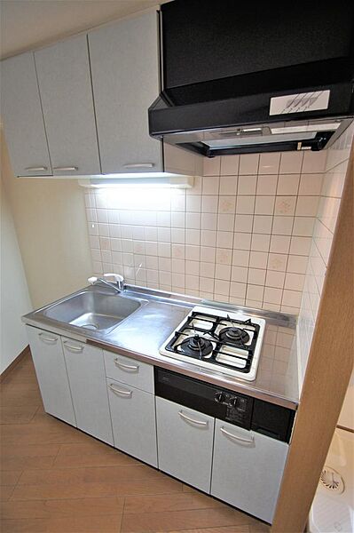 画像11:キッチンは収納スペースも十分あり、コンロ回りにスペースもありますので使い勝手が良さそうですね。