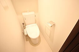 [トイレ] 白を基調とし、清潔感のある空間に仕上がりました。人気のウォシュレットタイプを採用し、日々の生活を快適に。