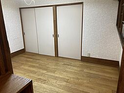 [居間] 玄関からの写真。右の引き戸が洋室、左の引き戸が和室です。