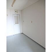 キッチン横から玄関に直接出られます