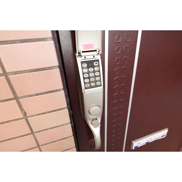 画像17:玄関は電子キーで開錠します