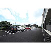 建物目の前が駐車場です