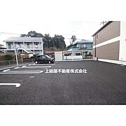 敷地内に駐車場ございます