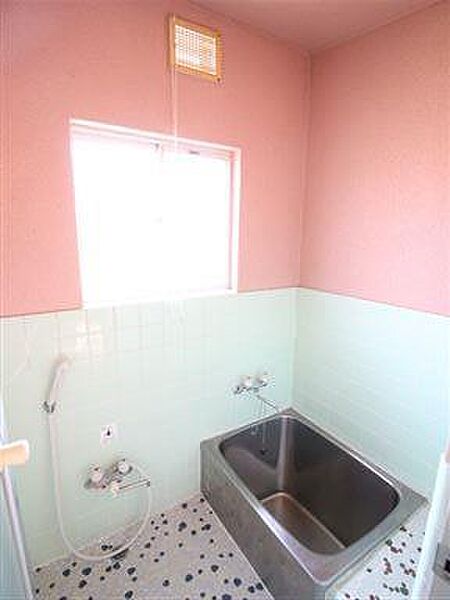 浴室：窓付の明るい浴室