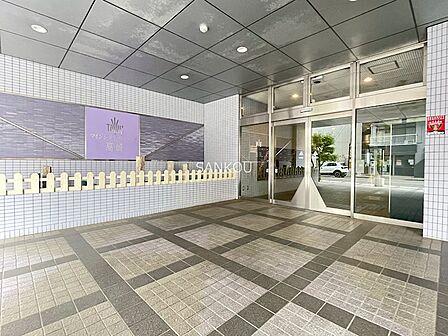 重厚感溢れるエントランスは、マンションの一つの特徴でもあります。