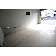 電動シャッター付きガレージ