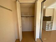 反転した間取りの室内写真