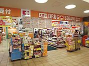 ドラッグセガミ阪急三国店 571m