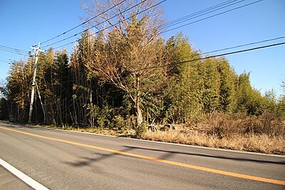 外観：県道沿いでIC・工業団地へのアクセス良好。